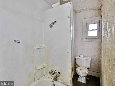 Bath - 2508 Huron St, Baltimore, MD 21230 photo 2 of 3