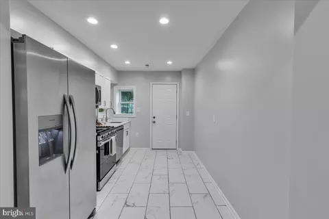Entry Way - 4 S Monastery Ave, Baltimore, MD 21229 photo 2 of 6