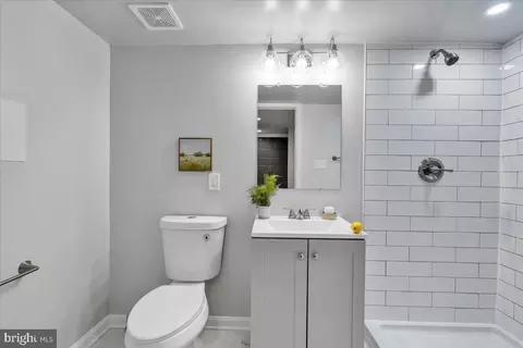 Bath - 4 S Monastery Ave, Baltimore, MD 21229 photo 3 of 4