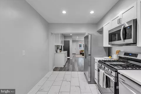 Entry Way - 4 S Monastery Ave, Baltimore, MD 21229 photo 3 of 6