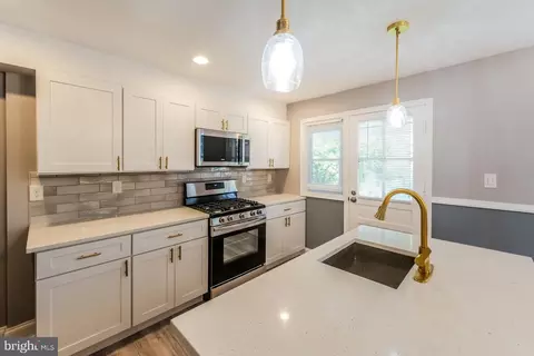 Entry Way - 910 Reverdy Rd, Baltimore, MD 21212 photo 2 of 3