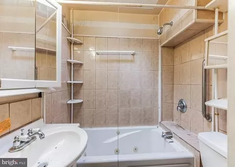 Bath - 3048 Grantley Ave, Baltimore, MD 21215 photo 1 of 1