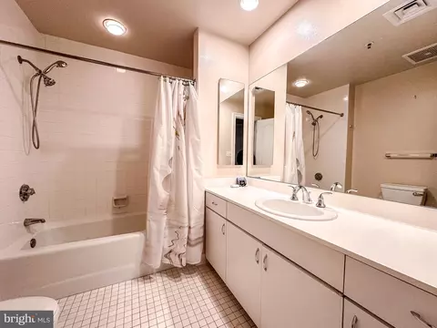 Bath - 10 E Lee St #1409, Baltimore, MD 21202 photo 3 of 4