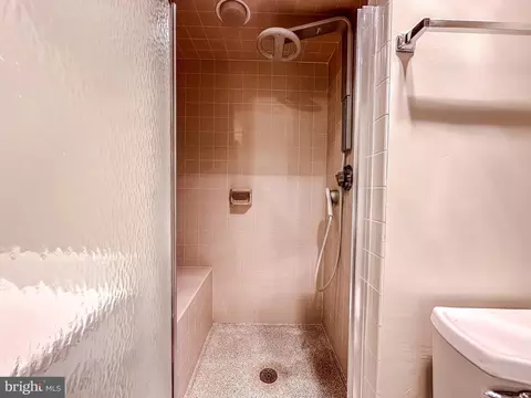 Bath - 10 E Lee St #1409, Baltimore, MD 21202 photo 2 of 4