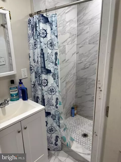Bath - 2456 Keyworth Ave, Baltimore, MD 21215 photo 1 of 2