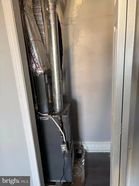Entry Way - 2456 Keyworth Ave, Baltimore, MD 21215 photo 3 of 5