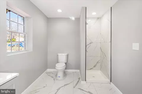 Bath - 4516 Mannasota Ave, Baltimore, MD 21206 photo 3 of 5