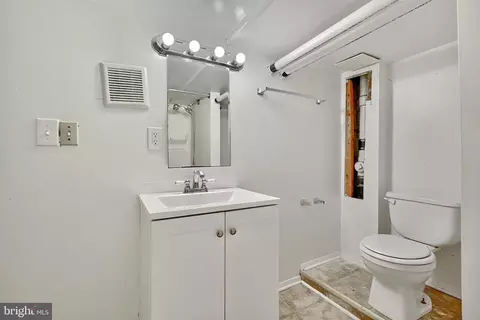 Bath - 4416 Kavon Ave, Baltimore, MD 21206 photo 2 of 4