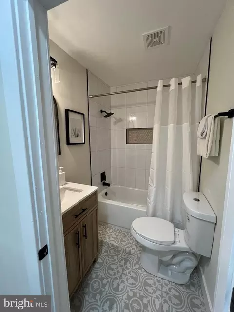 Bath - 959 Ellicott Dr, Baltimore, MD 21216 photo 2 of 3