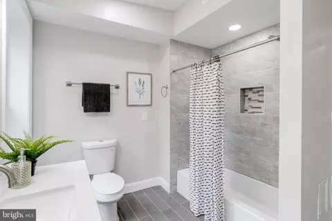 Bath - 1114 Guilford Ave, Baltimore, MD 21202 photo 3 of 4