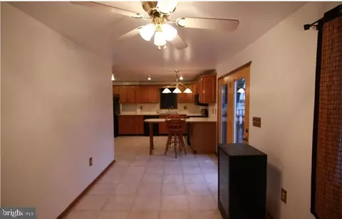 Entry Way - 403 N Bend Rd, Baltimore, MD 21229 photo 2 of 2