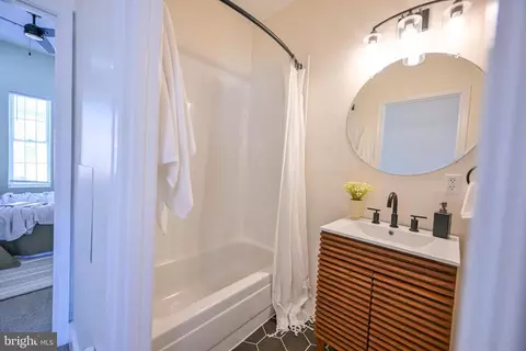 Bath - 1410 Clarkson St, Baltimore, MD 21230 photo 3 of 4