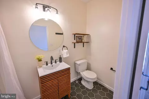 Bath - 1410 Clarkson St, Baltimore, MD 21230 photo 2 of 4