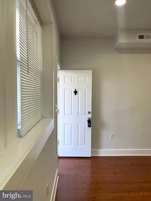 Entry Way - 337 Yale Ave, Baltimore, MD 21229 photo 2 of 28