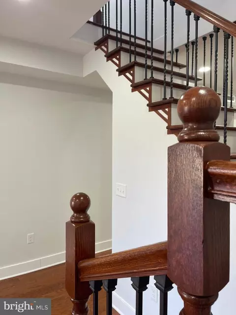 Entry Way - 337 Yale Ave, Baltimore, MD 21229 photo 4 of 28