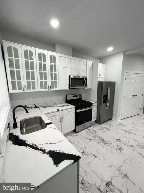 Entry Way - 337 Yale Ave, Baltimore, MD 21229 photo 15 of 28
