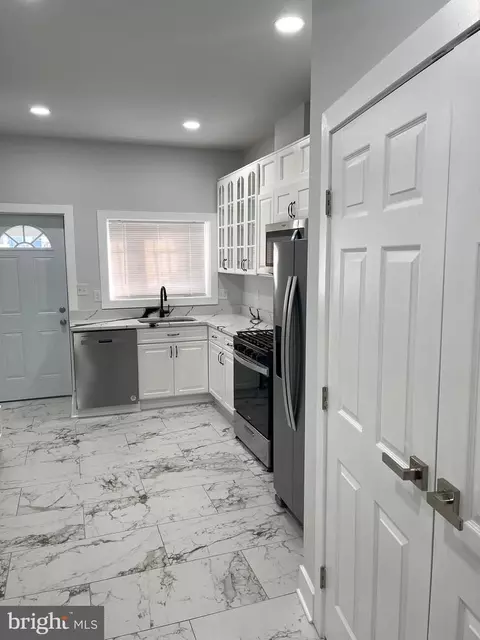 Entry Way - 337 Yale Ave, Baltimore, MD 21229 photo 13 of 28