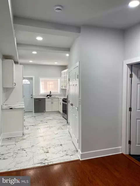 Entry Way - 337 Yale Ave, Baltimore, MD 21229 photo 7 of 28