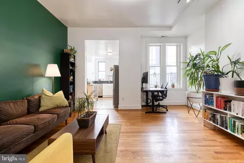 Living - 13 W Biddle St #13B, Baltimore, MD 21201 photo 1 of 3