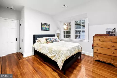 Bedroom - 700 E Lake Ave, Baltimore, MD 21212 photo 5 of 7