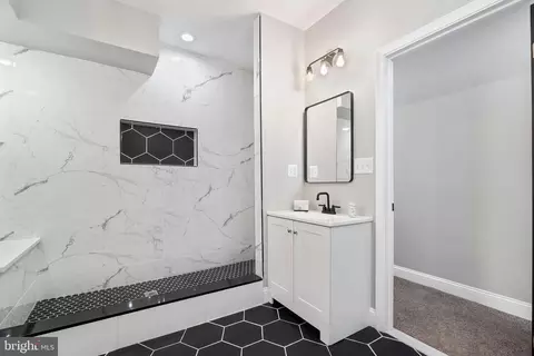 Bath - 3000 Windsor Ave, Baltimore, MD 21216 photo 5 of 8