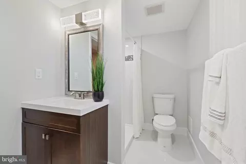Bath - 3322 Chesterfield Ave, Baltimore, MD 21213 photo 3 of 4