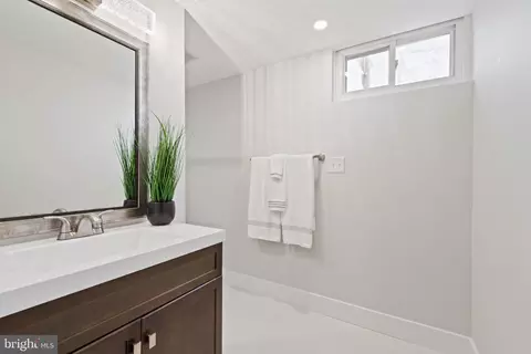 Bath - 3322 Chesterfield Ave, Baltimore, MD 21213 photo 2 of 4