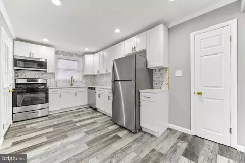 Entry Way - 4916 Frankford Ave, Baltimore, MD 21206 photo 5 of 11