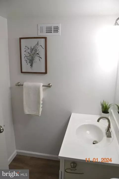 Bath - 4701 Renwick Ave, Baltimore, MD 21206 photo 7 of 8
