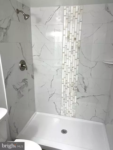 Bath - 4701 Renwick Ave, Baltimore, MD 21206 photo 3 of 8