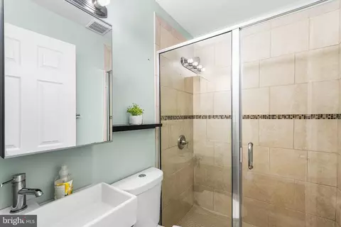 Bath - 1218 N Bond St, Baltimore, MD 21213 photo 1 of 4