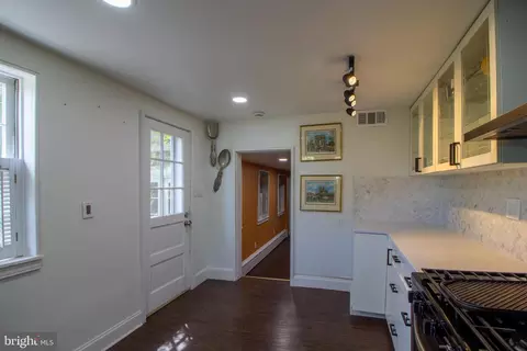 Entry Way - 102 E Montgomery St, Baltimore, MD 21230 photo 9 of 18