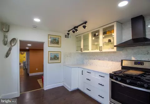 Entry Way - 102 E Montgomery St, Baltimore, MD 21230 photo 5 of 18
