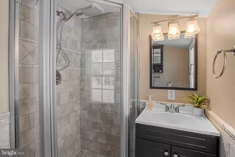 Bath - 3604 Hineline Ave, Baltimore, MD 21229 photo 1 of 2