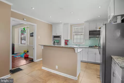 Entry Way - 3604 Hineline Ave, Baltimore, MD 21229 photo 3 of 3