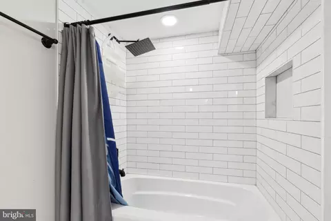 Bath - 1123 Wicklow Rd, Baltimore, MD 21229 photo 3 of 5