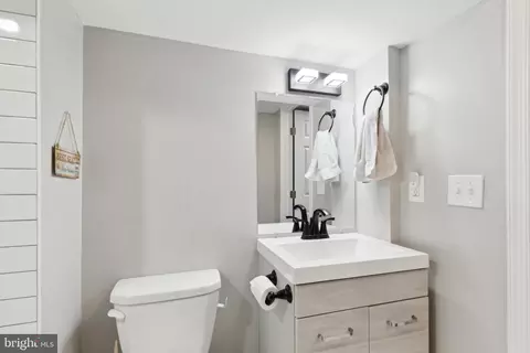 Bath - 1123 Wicklow Rd, Baltimore, MD 21229 photo 4 of 5