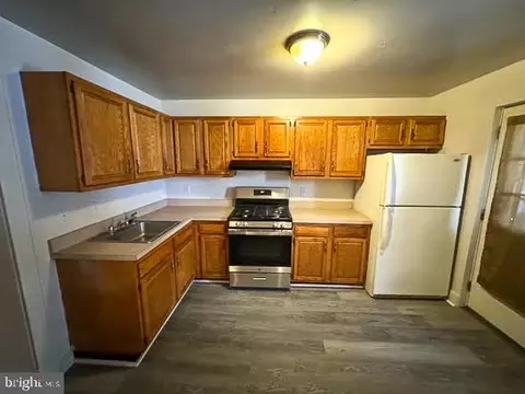 Kitchen - 423 Rosecroft Ter, Baltimore, MD 21229 photo 2 of 2