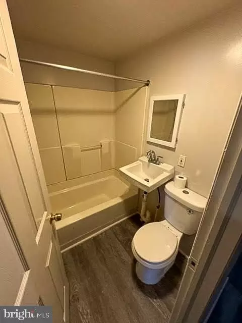 Bath - 423 Rosecroft Ter, Baltimore, MD 21229 photo 3 of 3