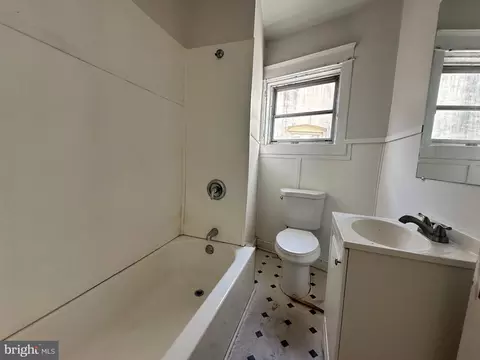 Bath - 2021 E Lanvale St, Baltimore, MD 21213 photo 2 of 3