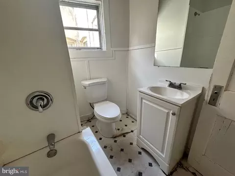 Bath - 2021 E Lanvale St, Baltimore, MD 21213 photo 1 of 3