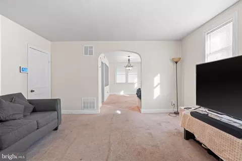 Entry Way - 3952 Oakford Ave, Baltimore, MD 21215 photo 1 of 4