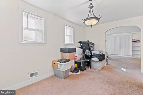Entry Way - 3952 Oakford Ave, Baltimore, MD 21215 photo 3 of 4