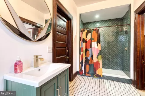 Bath - 2452 Eutaw Pl, Baltimore, MD 21217 photo 10 of 11