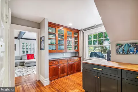 Entry Way - 208 Edgevale Rd, Baltimore, MD 21210 photo 4 of 7
