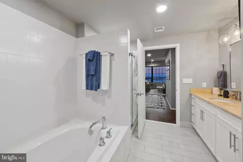 Bath - 1200 Steuart St #1812, Baltimore, MD 21230 photo 3 of 5