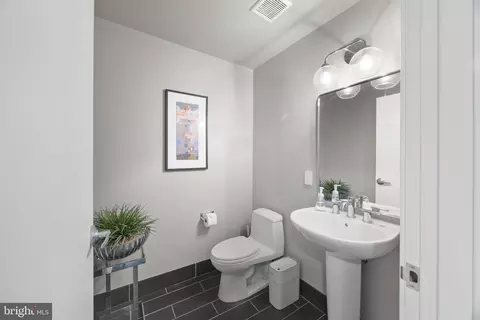 Bath - 1200 Steuart St #1812, Baltimore, MD 21230 photo 1 of 5