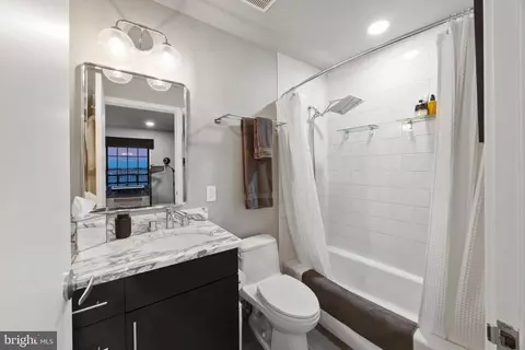 Bath - 1200 Steuart St #1812, Baltimore, MD 21230 photo 5 of 5