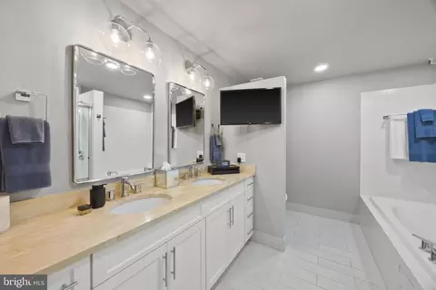 Bath - 1200 Steuart St #1812, Baltimore, MD 21230 photo 2 of 5