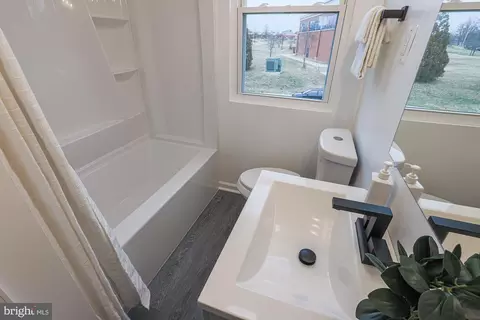 Bath - 1233 Gleneagle Rd, Baltimore, MD 21239 photo 2 of 3